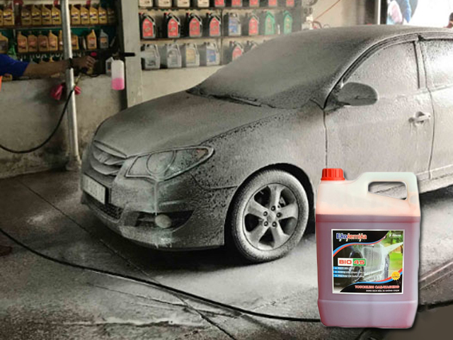 Dung dịch rửa xe không chạm Ekokemika có thể đánh bay các vết bẩn cứng đầu của đặc điểm thời tiết và môi trường tại Việt Nam