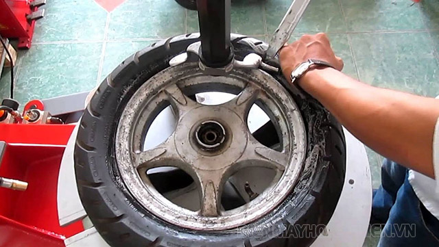 Cách thay lốp xe máy