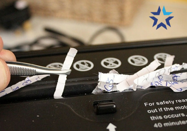 Sử dụng nhíp để gắp những dải giấy bị kẹt trong máy